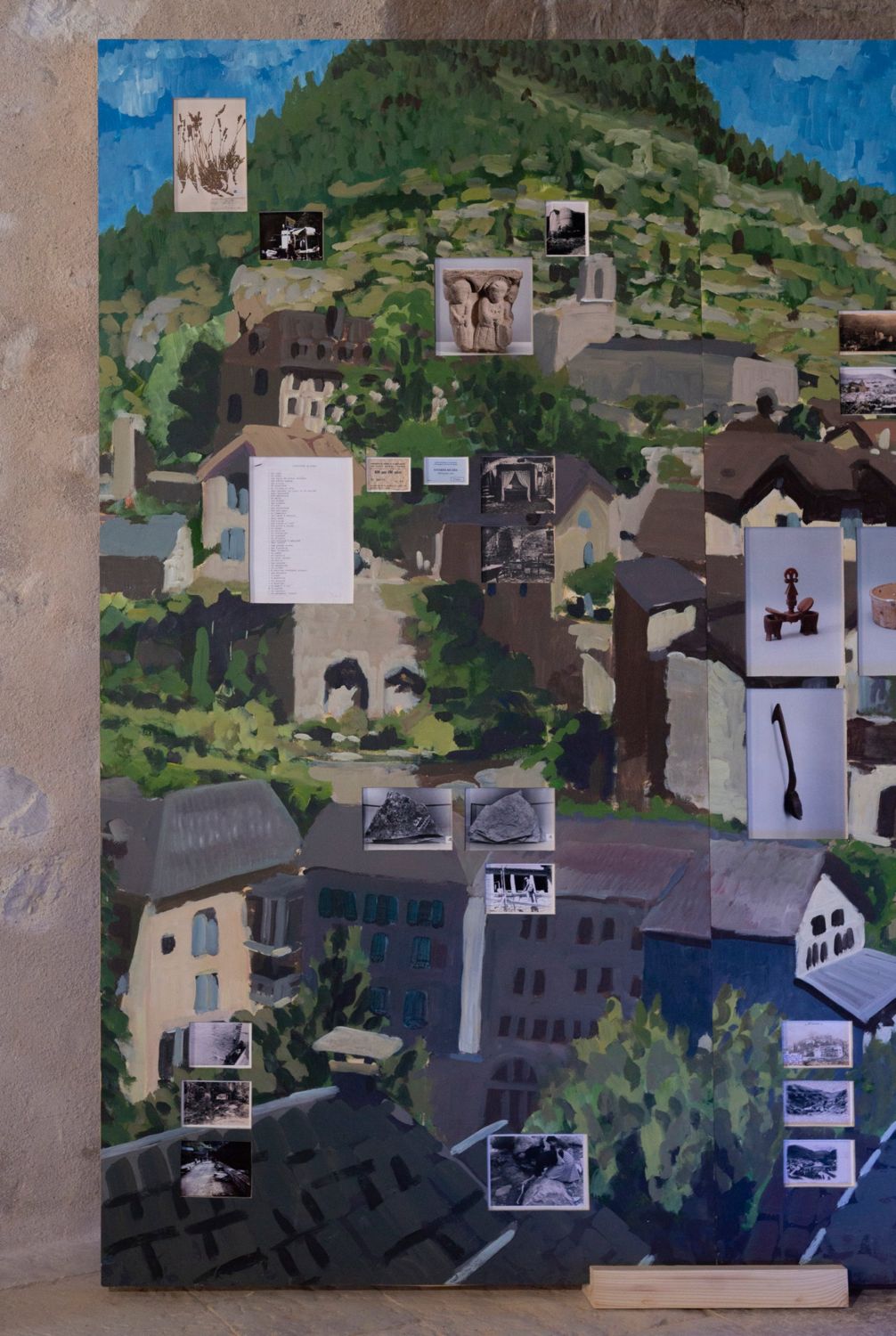 Aux souvenirs des gorges du Tarn : peinture du village de Sainte-Énimie avec herbier, inventaire dactylographié et photographies d’archives