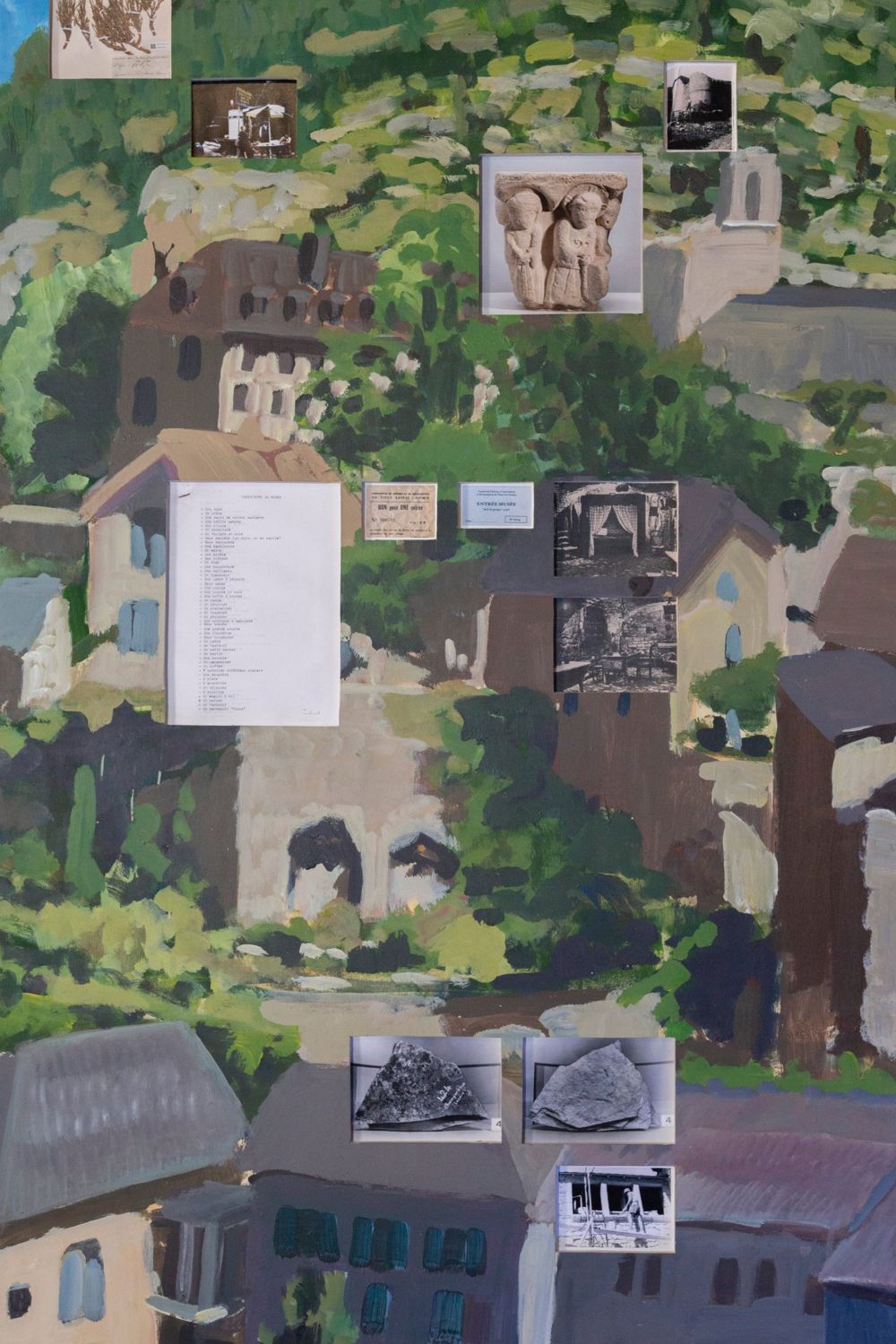 Détail de la peinture du village : herbier, chapiteau sculpté, inventaire du musée, billets d’entrée et photographies