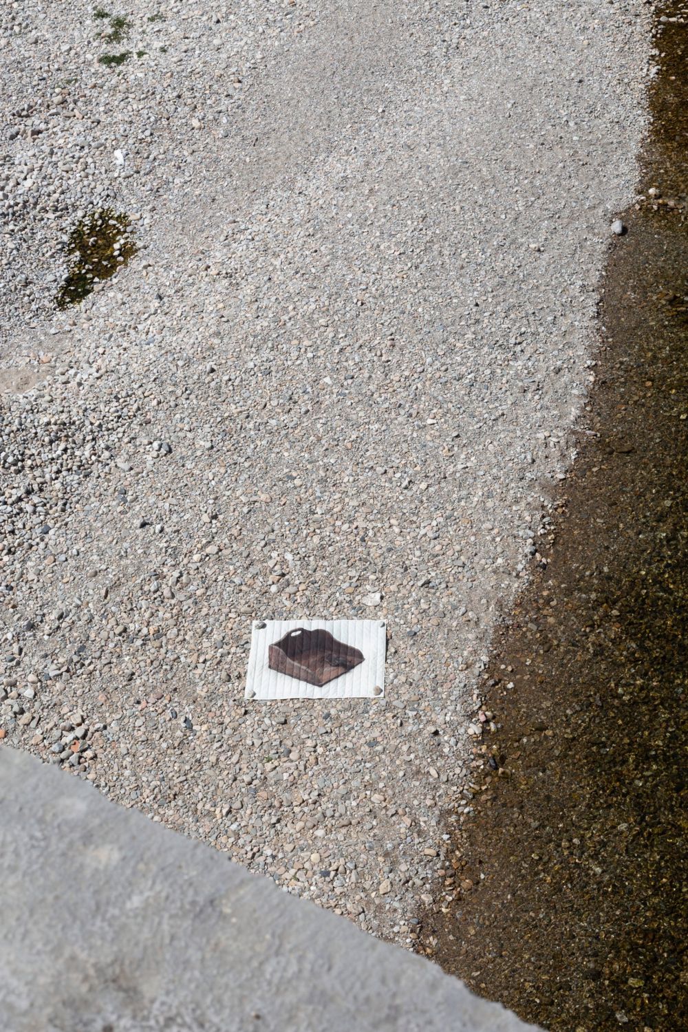 Photographie imprimée sur tissu matelassé posée sur les galets du Tarn