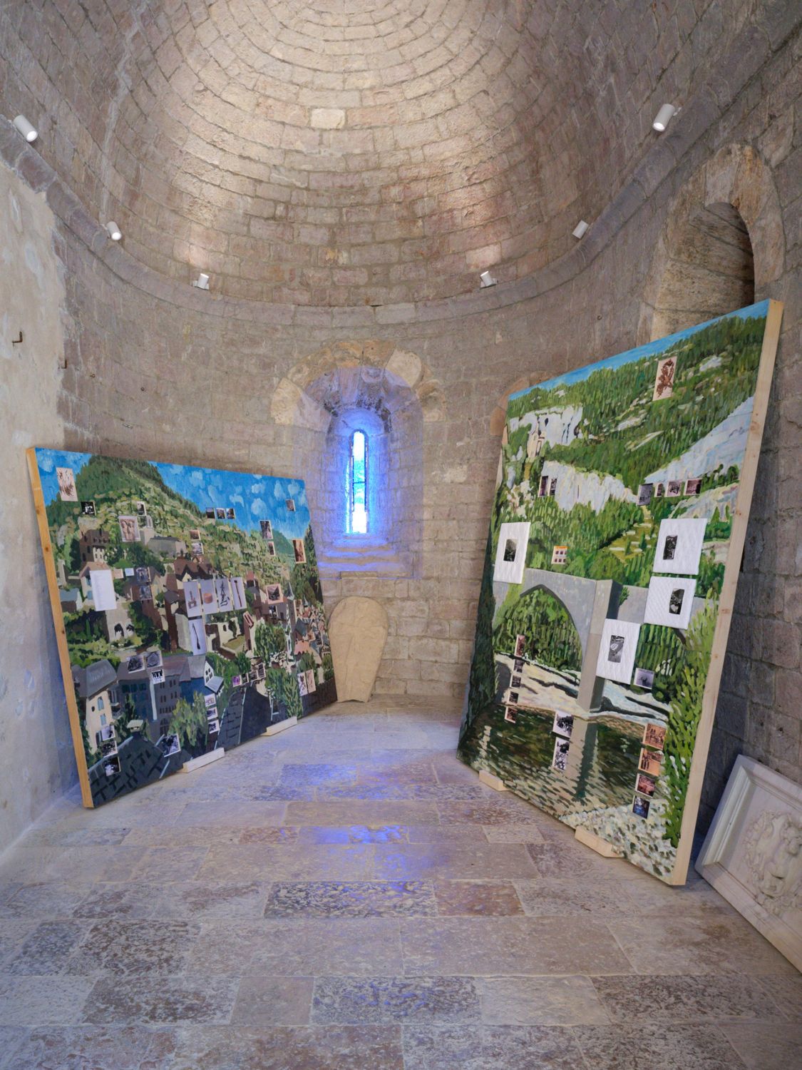 Vue de l’exposition dans la Chapelle Sainte-Madeleine : deux grandes peintures de Sainte-Énimie