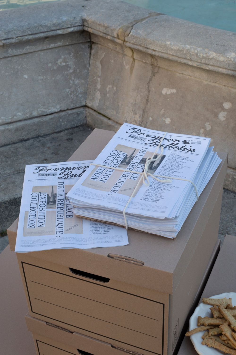 Pile de Premier Bulletin posée sur une boîte d’archives